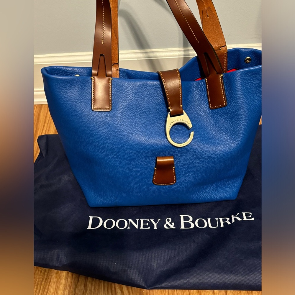 NWOT Dooney & Bourke Pebble Leather handbag w large gold clasp